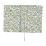 A brand born in England, Liberty Fabrics has gained fans around the world, and this HON features their printed fabric.
The HON is a hardcover design already attached to the Techo, with a one-page-per-day format as its main feature.
