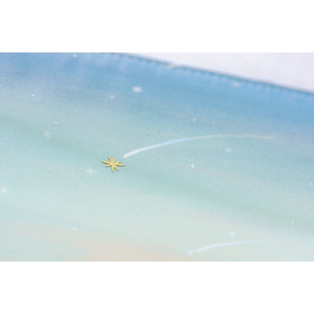 In the sky, a meteor shower flashes across the vastness. Within it, there is a single larger one, which catches the light and shines demurely with its gold foiling.