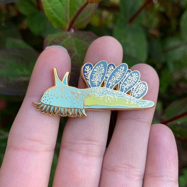 Pin de esmalte de nudibranquio encapuchado 