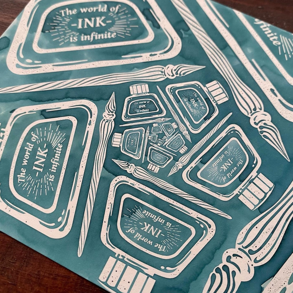 Designed by Horirium, who is familiar to stationery fans as a designer of decorative manuscript paper, drew an infinite pattern of an ink swamp.

These are best used with water-based inks in general, but dye inks are more suitable than pigment inks (they are easier to refresh cleanly). In rare cases, some inks are difficult to reject, so please try them out before using them. &nbsp;

Includes:

Body size: 100x148mm (postcard size)
Material: Paper (1 pack of 5 sheets)