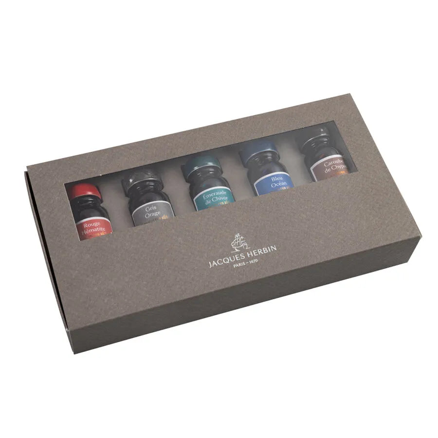 The Inks 1670, from the exclusive Jacques Herbin Prestige Collection, commemorate the year Jacques Herbin was founded in the heart of Paris. These deep, intense colours are illuminated with gold glitter.

This box contains 5 bottles of 10ml of1670 inks:

Hematite Red
Storm Grey
Chivor Emerald
Ocean Blue
Cyprus Carob

1670 inks are suitable for fountain pens, roller pens, glass nibs and fountain holders. The waxing of the stopper and the seal on the bottle are done by hand in the Jacques Herbin workshop.&nbs