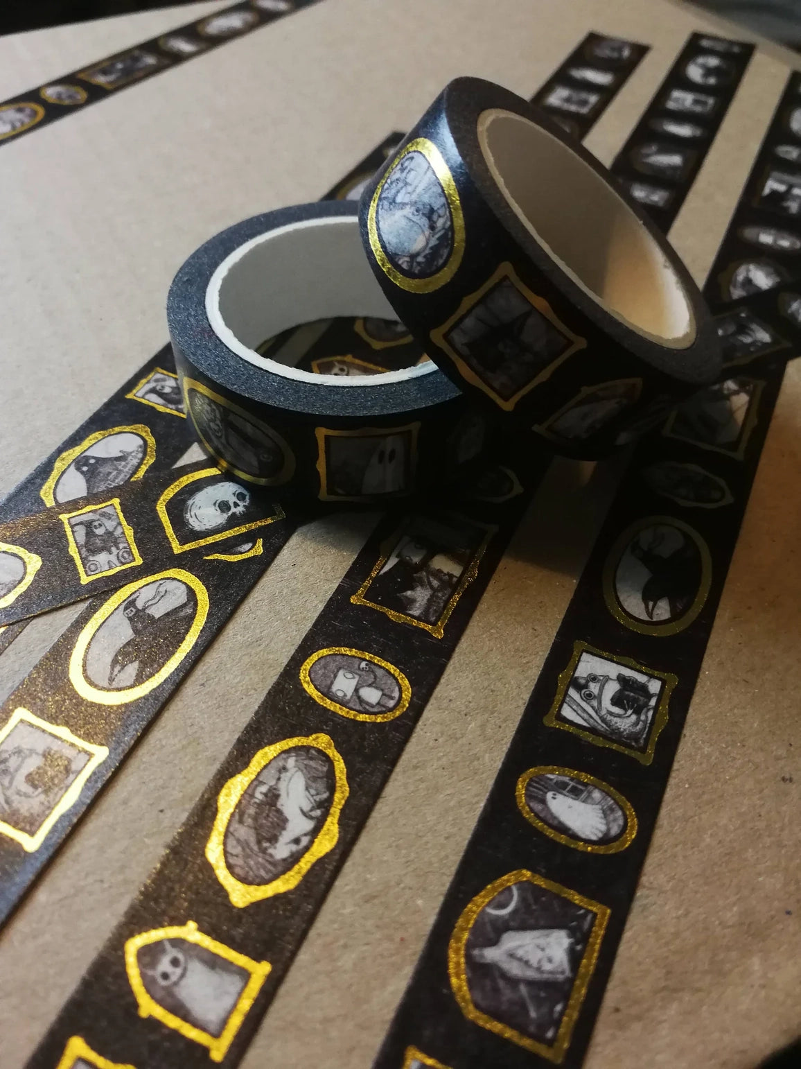 Jon Turner Gallery of Curiosities Gold Foiled Washi Tape - Style 2


Turn every surface into a tiny gallery with this washi tape featuring tiny Jon Turner artworks in shiny gold frames, an array of little robots, ghosts and other spooky oddities. Perfect for spooky journalling or curious correspondence.
15mm wide
10m length