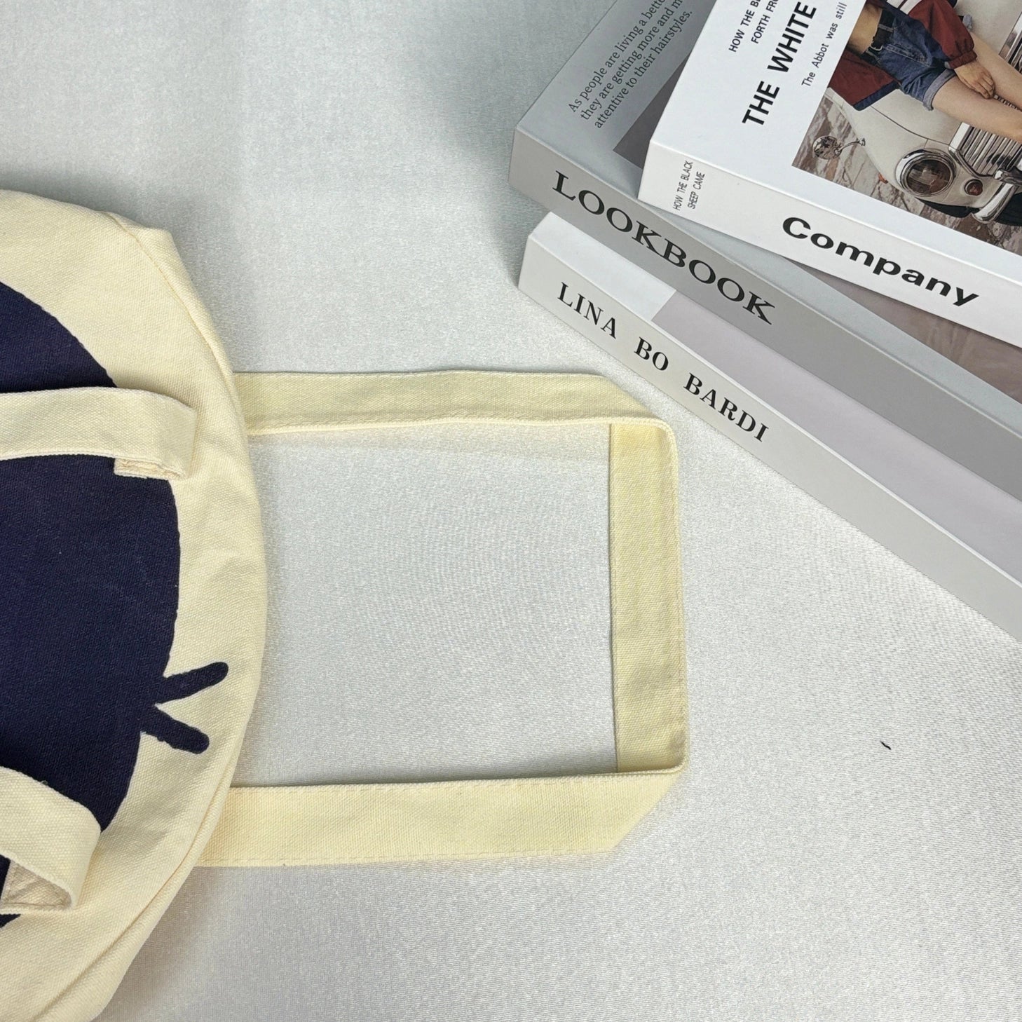 Karepango Haya: Large Zipper Tote Bag

Our signature tote bag with a signature face. Stand out with true character. Zipper closure on top.