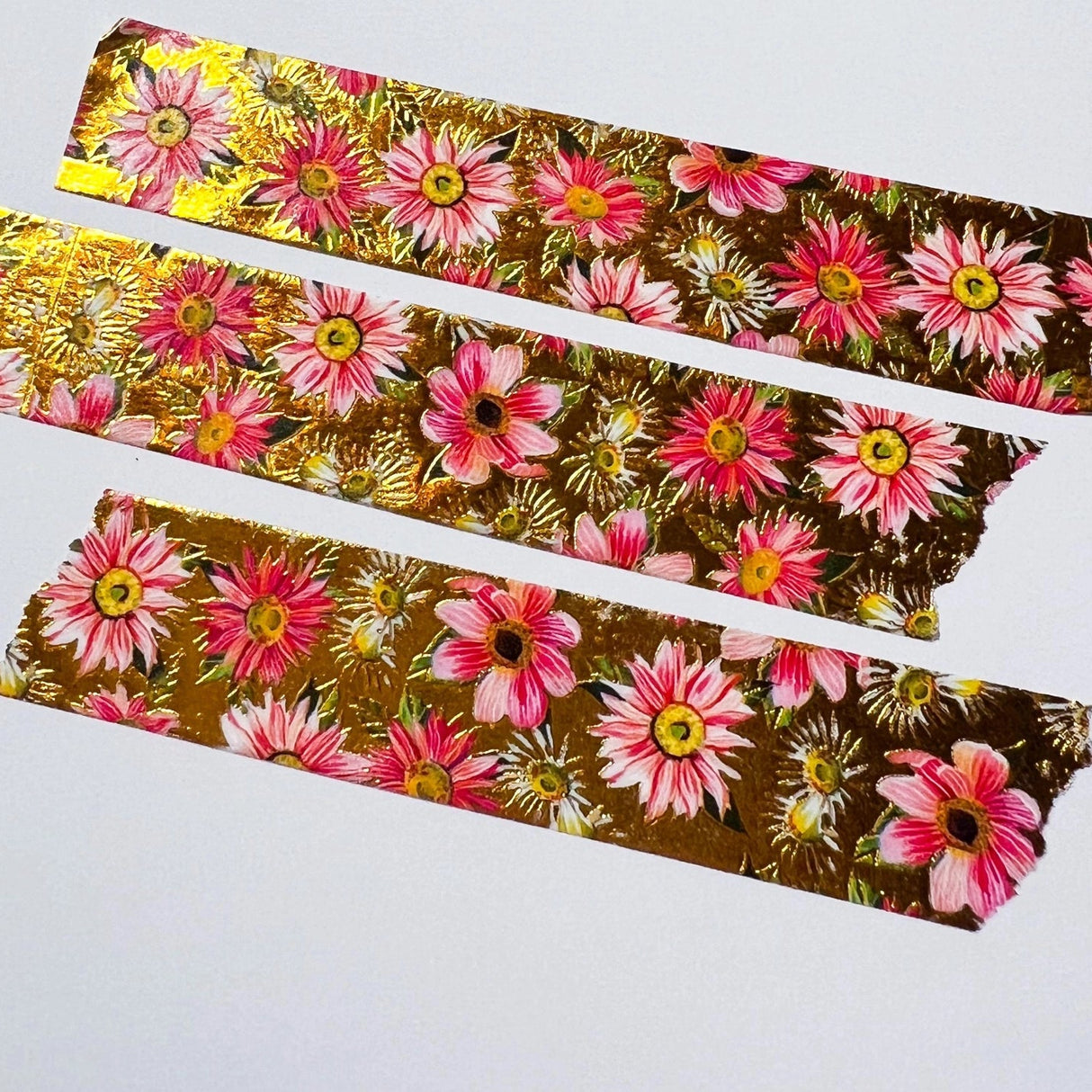 There are so many uses for washi tape! You can use it for scrapbooking, gift wrapping, and even home decor projects :) Add some extra charm to your letter-writing, use it to tack up photos... the possibilities are endless!

Details:

* Traditional washi tape, printed on rice paper
* Each roll is 15mm wide, 10m long, and the pattern reprints every 350mm.
* Semi-transparent&nbsp;