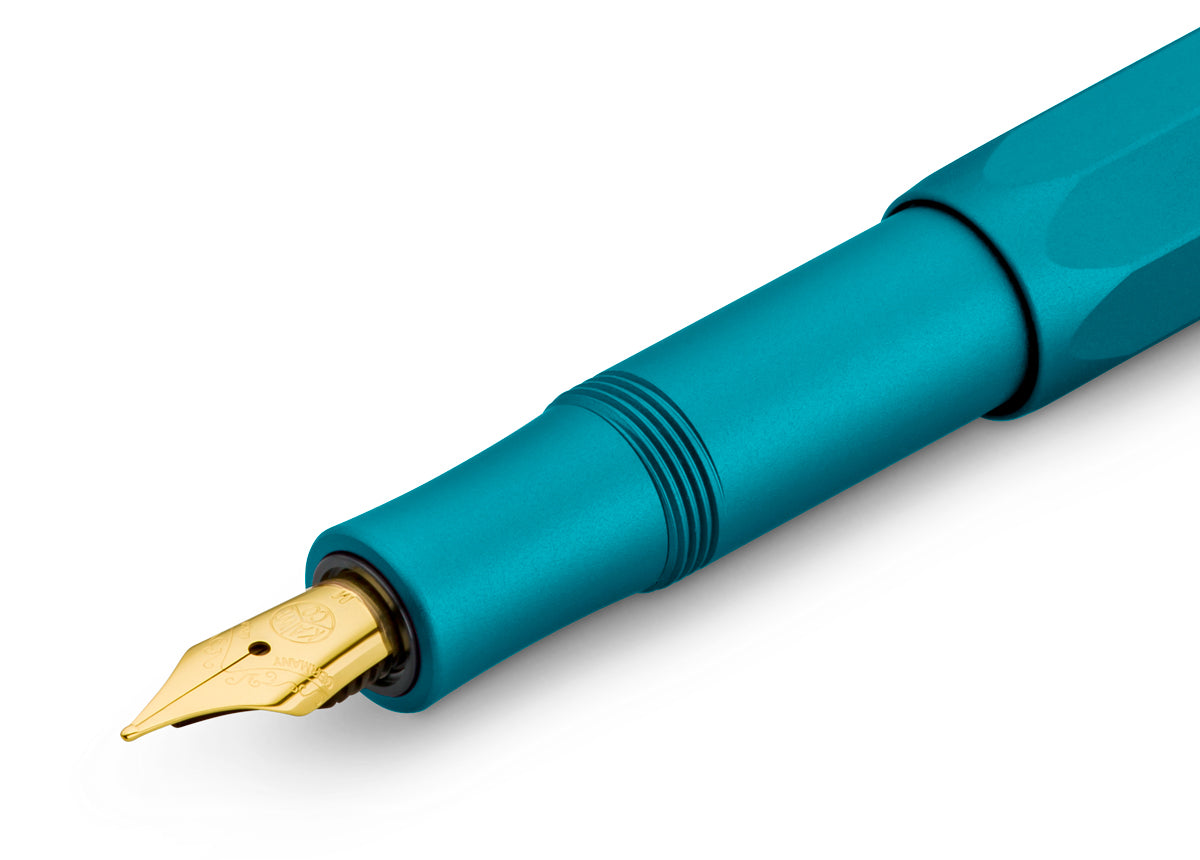 With the new Kaweco Collection variant, you embark on an exotic trip. The inspiration for this magnificent fountain pen has come from the rare blue iguana. Thus, the Kaweco icon shines in a fantastic blue-green anodisation. Especially the silk-matt finish of the surface and the distinctive haptic of the aluminium body create a graceful appearance. The gold-plated elements complete the design perfectly.

In 1911 something remarkable by the name of Kaweco Sport was created. The pocket-sized fountain pen only 