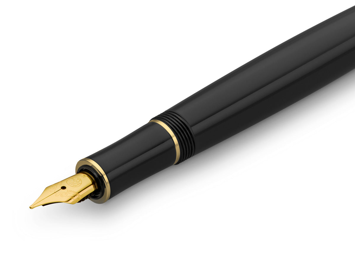 The decorative elements and proportions are based on those of the golden 1920s. This treasure of the German heyday of art, culture and science has been preserved in detail.

The fountain pen consists of more than 20 individual parts. Cap, shaft and grip section, are made of deep black acrylic (PMMA) and polished and assembled by hand.

You can choose between five nib sizes, ranging from extra fine (EF) to extra broad (BB). All nibs are made in Germany. It contains a Royal Blue ink cartridge as standard.

Ma