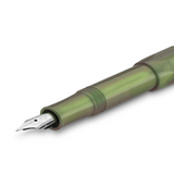 Houston, we have a new series: the new LUNAR SPORT dares to take the first step into the Kaweco standard range. For the first time, the series sparkles here in two magical nuances: While the colour Light Green shimmers brightly, like delicate moonlight, Shadow Green is reminiscent of a fresh spring night and sprouting buds. Green and bronze light up alternately within an iridescent color change when you move the pen in the light, providing space for exciting color contrasts.

A play of light and shadow

Wit