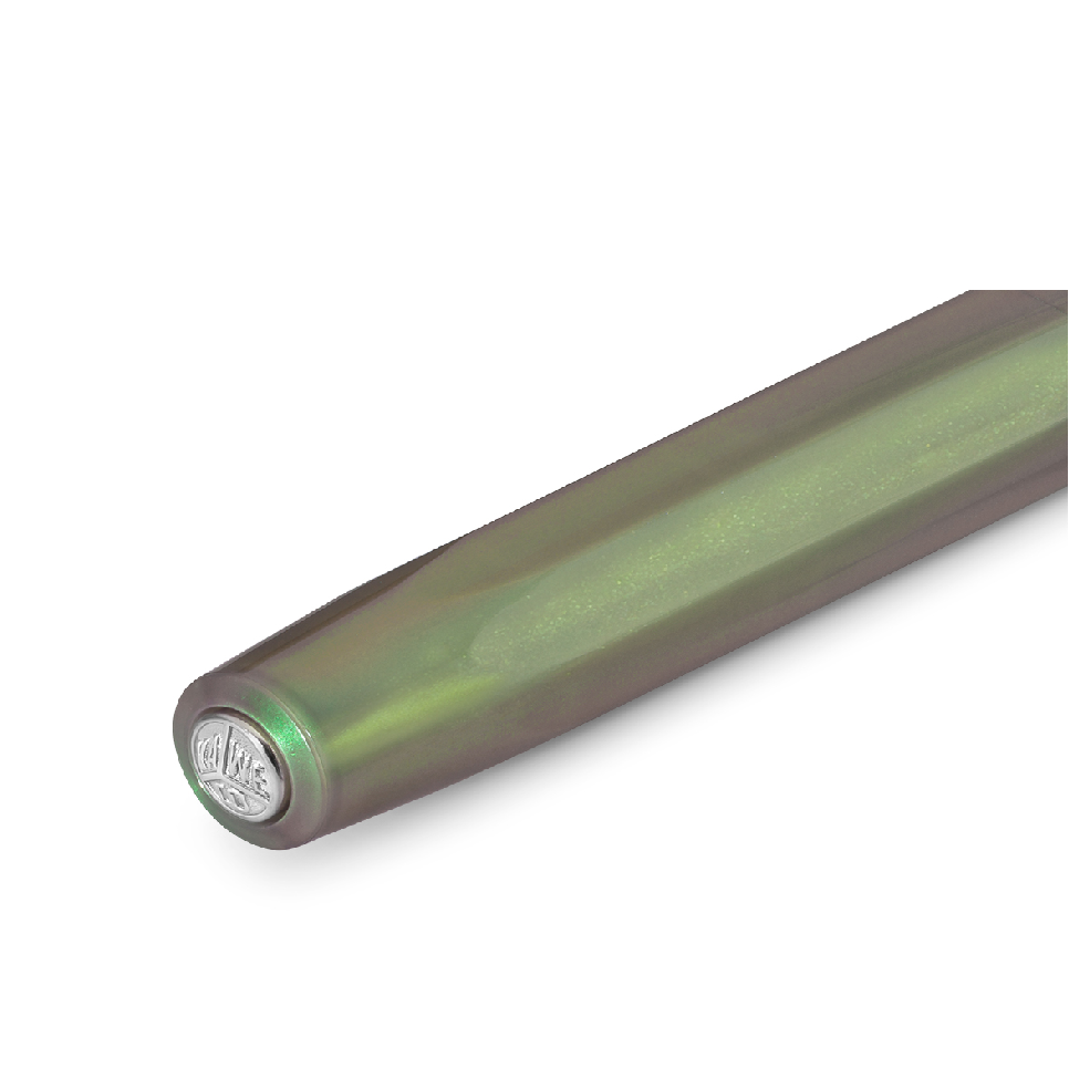 Houston, we have a new series: the new LUNAR SPORT dares to take the first step into the Kaweco standard range. For the first time, the series sparkles here in two magical nuances: While the colour Light Green shimmers brightly, like delicate moonlight, Shadow Green is reminiscent of a fresh spring night and sprouting buds. Green and bronze light up alternately within an iridescent color change when you move the pen in the light, providing space for exciting color contrasts.

A play of light and shadow

Wit