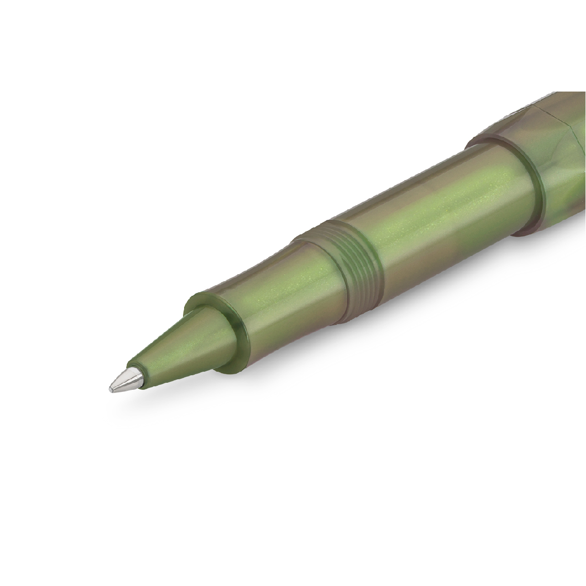 Houston, we have a new series: the new LUNAR SPORT dares to take the first step into the Kaweco standard range. For the first time, the series sparkles here in two magical nuances: While the colour Light Green shimmers brightly, like delicate moonlight, Shadow Green is reminiscent of a fresh spring night and sprouting buds. Green and bronze light up alternately within an iridescent color change when you move the pen in the light, providing space for exciting color contrasts.

A play of light and shadow

Wit