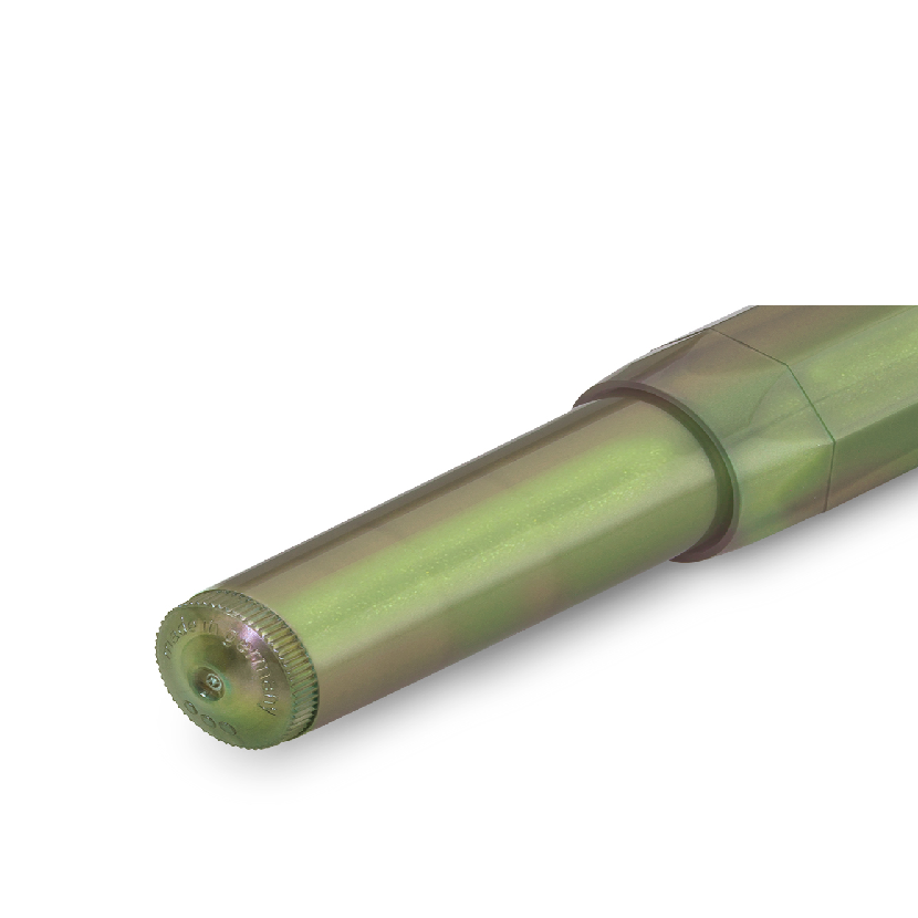 Houston, we have a new series: the new LUNAR SPORT dares to take the first step into the Kaweco standard range. For the first time, the series sparkles here in two magical nuances: While the colour Light Green shimmers brightly, like delicate moonlight, Shadow Green is reminiscent of a fresh spring night and sprouting buds. Green and bronze light up alternately within an iridescent color change when you move the pen in the light, providing space for exciting color contrasts.

A play of light and shadow

Wit