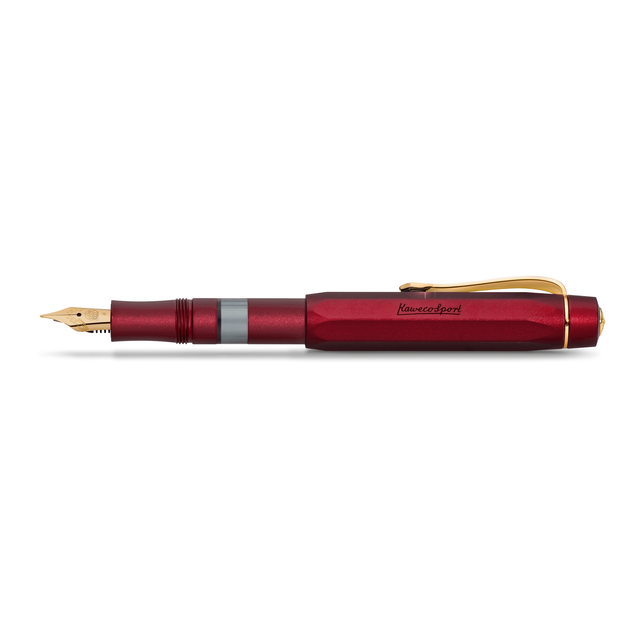 The Piston Sport AL series is getting even more colourful: Just in time for the holidays, our metallic piston fountain pen appears in a new, luxurious look. The red anodized surface of the robust aluminum housing is extremely durable and gives the pen a high-quality feel. It harmonises perfectly with the golden elements and gives the writing instrument a particularly elegant character. The perfect balance between weight and diameter of the piston fountain pen also ensures that the hand does not tire even af