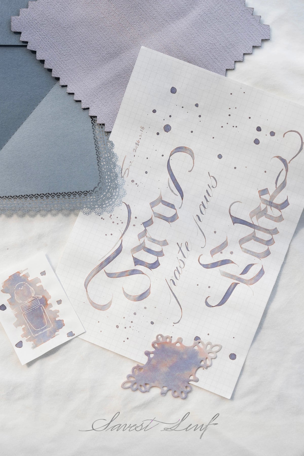Taro Paste Paw Cake 芋泥爪爪糕 has a beautifully complex tone. It’s a soft taupe‑lavender grey with subtle chromatic shifts: you can see cool lilac and warm beige undertones that separate in heavier strokes.
