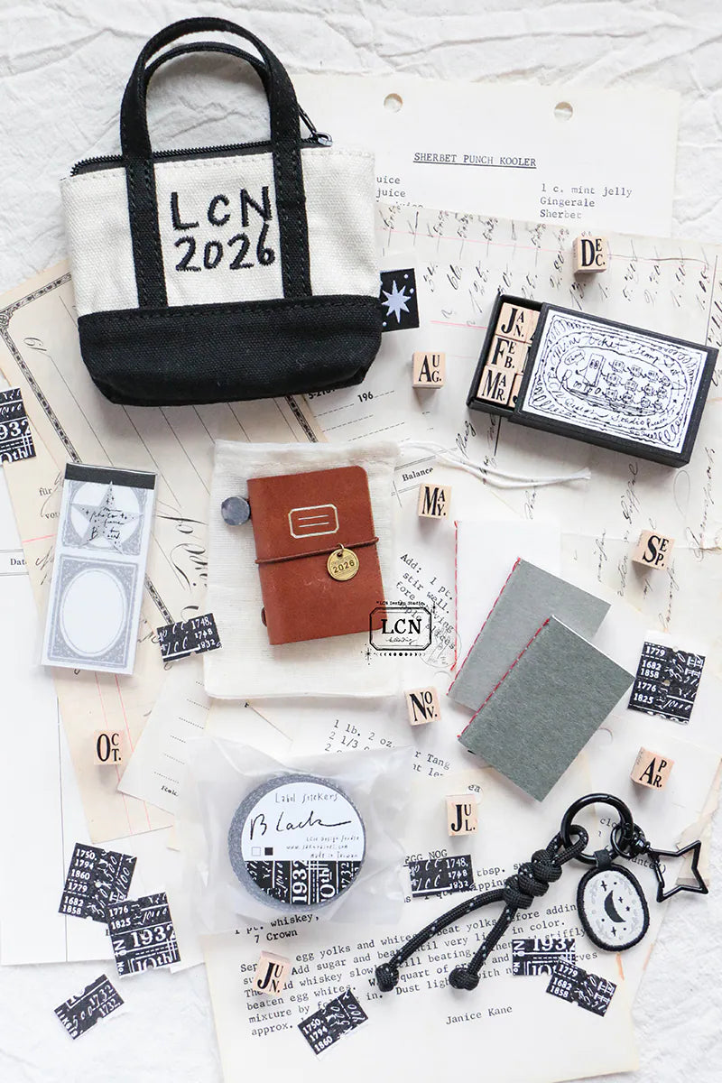 It’s a mini journal set!
There are two cover colors available, however this listing is specifically for the brown cover.
This set includes:
mini tote bag*1/ moon charm*1/ brown mini leather journal*1/
mini brass journal charm*1/ mini notepad B*1/ Vintage number label sticker roll-black*1/
mini journal inserts*4/ mini ticket stamp set A*1