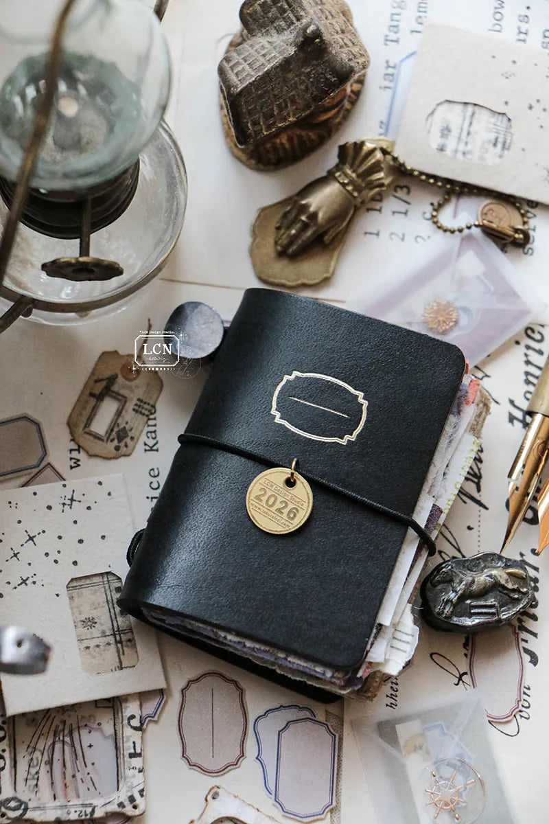 It’s a mini journal set!
There are two cover colors available, however this listing is specifically for the black cover.
This set includes:
mini tote bag*1/ star charm*1/ black mini leather journal*1/
mini brass journal charm*1/ mini notepad A*1/ Vintage number label sticker roll-white*1/
mini journal inserts*4/ mini ticket stamp set A*1