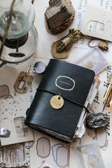 It’s a mini journal set!
There are two cover colors available, however this listing is specifically for the black cover.
This set includes:
mini tote bag*1/ star charm*1/ black mini leather journal*1/
mini brass journal charm*1/ mini notepad A*1/ Vintage number label sticker roll-white*1/
mini journal inserts*4/ mini ticket stamp set A*1