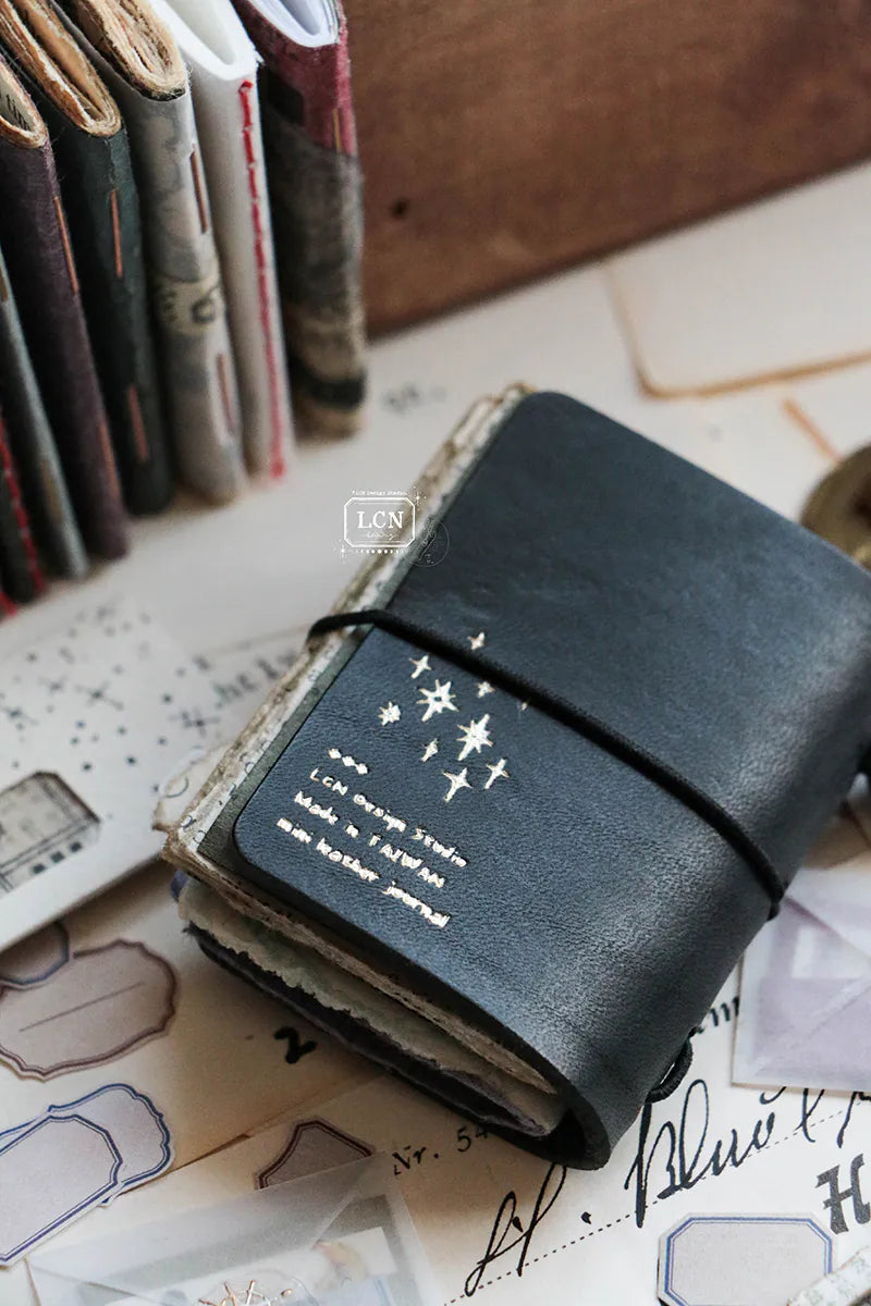It’s a mini journal set!
There are two cover colors available, however this listing is specifically for the black cover.
This set includes:
mini tote bag*1/ star charm*1/ black mini leather journal*1/
mini brass journal charm*1/ mini notepad A*1/ Vintage number label sticker roll-white*1/
mini journal inserts*4/ mini ticket stamp set A*1