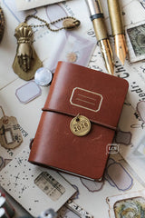 It’s a mini journal set!
There are two cover colors available, however this listing is specifically for the brown cover.
This set includes:
mini tote bag*1/ moon charm*1/ brown mini leather journal*1/
mini brass journal charm*1/ mini notepad B*1/ Vintage number label sticker roll-black*1/
mini journal inserts*4/ mini ticket stamp set A*1
