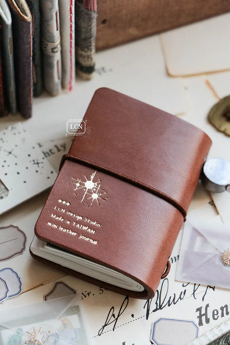 It’s a mini journal set!
There are two cover colors available, however this listing is specifically for the brown cover.
This set includes:
mini tote bag*1/ moon charm*1/ brown mini leather journal*1/
mini brass journal charm*1/ mini notepad B*1/ Vintage number label sticker roll-black*1/
mini journal inserts*4/ mini ticket stamp set A*1