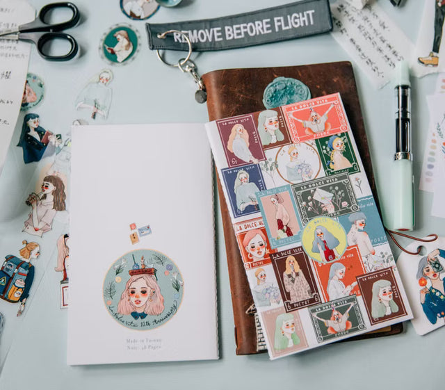 La Dolce Vita - 10th Anniversary Notebook


Blank Pages

48 pages in total.
Paper: Bird of Paradise
Binding: thread binding
Size: 182*110mm