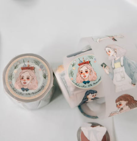 La Dolce Vita - 10th Anniversary PET Tape

The 10th anniversary new design LOGO,
with the classic image girls created by Dolce Vita,
selected and collected into a collectible roll of PET tape!

Product information:
Matte PET tape
4 cm wide, 10 meters long, 90 cm long
Made in Taiwan