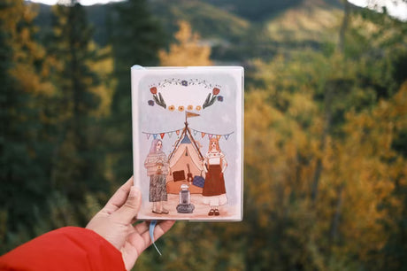 cooking, making fires, drinking tea;
Look at the stars in the dark night.

Let's embark on the journey of life together and
travel the way we love.

Let's not forget those shining and gentle days.

Carefully crafted,
Bringing you a brand new version and format!
The first part is the monthly plan, followed by the weekly plan for 54 weeks.

Highlights:
1. Fill in the date yourself
2. Months from January to December
3. Monthly Notes: 12 patterns in total
4. 54 weeks in total
5.Two styles that we think are the 