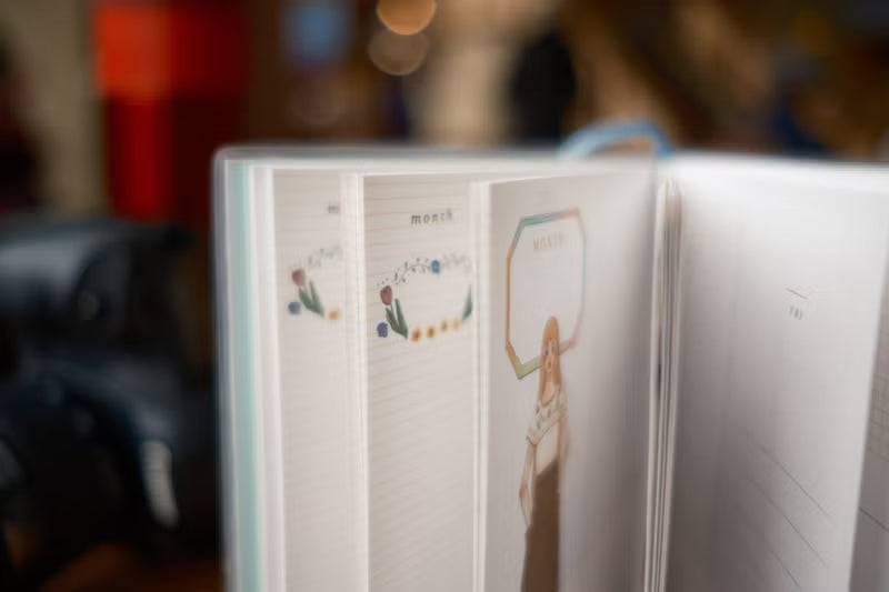 cooking, making fires, drinking tea;
Look at the stars in the dark night.

Let's embark on the journey of life together and
travel the way we love.

Let's not forget those shining and gentle days.

Carefully crafted,
Bringing you a brand new version and format!
The first part is the monthly plan, followed by the weekly plan for 54 weeks.

Highlights:
1. Fill in the date yourself
2. Months from January to December
3. Monthly Notes: 12 patterns in total
4. 54 weeks in total
5.Two styles that we think are the 