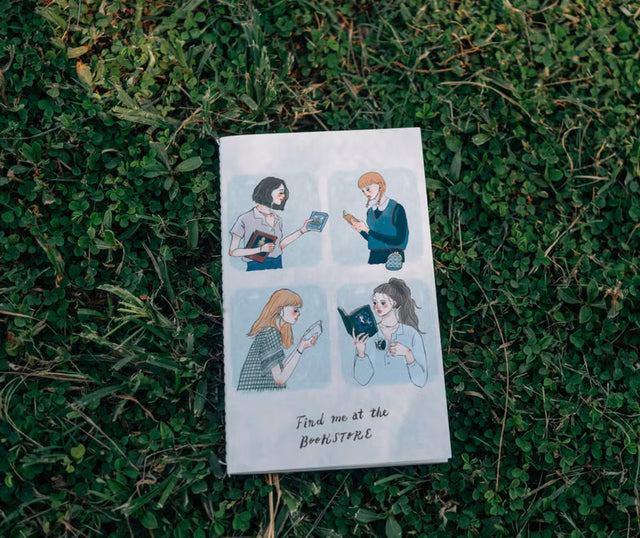 La Dolce Vita - Find Me in the Bookstore Notebook

Because of sunny days, rainy days
, because of broad-mindedness, because of the long
road, because of the coarse rice, because of the winding
alleys, I don't actually want to go to the bookstore
for anything, I just want to live a life with a bookstore/
if I can, I want to be a person in a bookstore.


Blank Pages

48 pages in total.
Paper: Bird of Paradise
Binding: thread binding
Size: 182*110mm