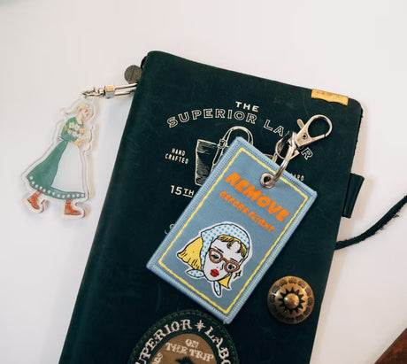 La Dolce Vita - Flying Regiment Keychain

Welcome to the Sweet Tour Group!

This is a double-sided keychain with an aviation theme and
a sense of travel!

Material: cloth, electric embroidery (double loop, hook)
Size: 40 x 110 mm
Made in Taiwan