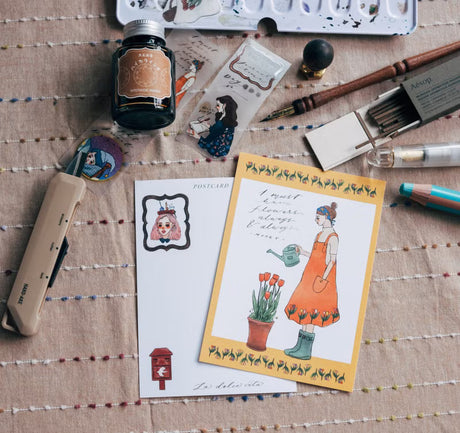 La Dolce Vita - Gardener Girl Postcard

days embraced by love; people and things that are eager to cherish; A distant place that I still want to remember after arriving.
Recording that in this once-in-a-lifetime life, such precious bits
and pieces are my notebook time.

/

Plant life into a unique and lovely flower.

Incudes 1 postcard
Size: 105x148 mm
Material: Ivory 250g
Made in Taiwan