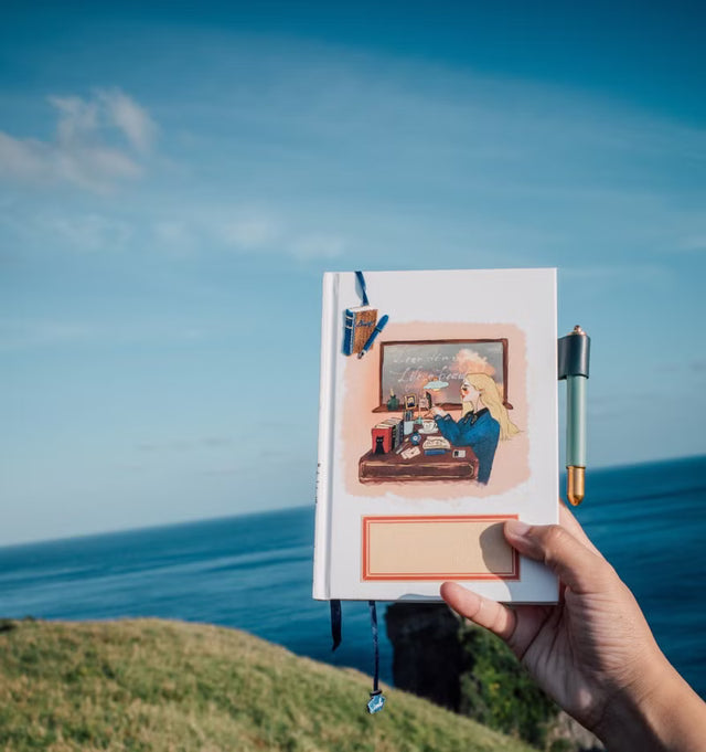 Carefully crafted,
Bringing you a brand new version and format!
The first part is the monthly plan, followed by the weekly plan for 54 weeks.

Highlights:
1. Fill in the date yourself
2. Months from January to December
3. Monthly Notes: 12 patterns in total
4. 54 weeks in total
5.Two styles that we think are the most useful
6. Weekly Notes: 18 patterns, cycled 3 times
7. There is a book cover!

Can be flattened 180 degrees!
A total of 160 pages perfectly bound
Inside page: Bird of Paradise 75g
Size: 168x182