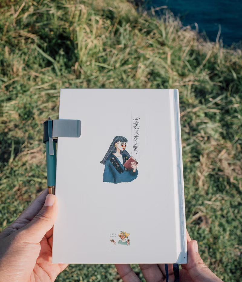 Carefully crafted,
Bringing you a brand new version and format!
The first part is the monthly plan, followed by the weekly plan for 54 weeks.

Highlights:
1. Fill in the date yourself
2. Months from January to December
3. Monthly Notes: 12 patterns in total
4. 54 weeks in total
5.Two styles that we think are the most useful
6. Weekly Notes: 18 patterns, cycled 3 times
7. There is a book cover!

Can be flattened 180 degrees!
A total of 160 pages perfectly bound
Inside page: Bird of Paradise 75g
Size: 168x182