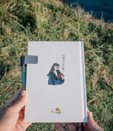 Carefully crafted,
Bringing you a brand new version and format!
The first part is the monthly plan, followed by the weekly plan for 54 weeks.

Highlights:
1. Fill in the date yourself
2. Months from January to December
3. Monthly Notes: 12 patterns in total
4. 54 weeks in total
5.Two styles that we think are the most useful
6. Weekly Notes: 18 patterns, cycled 3 times
7. There is a book cover!

Can be flattened 180 degrees!
A total of 160 pages perfectly bound
Inside page: Bird of Paradise 75g
Size: 168x182