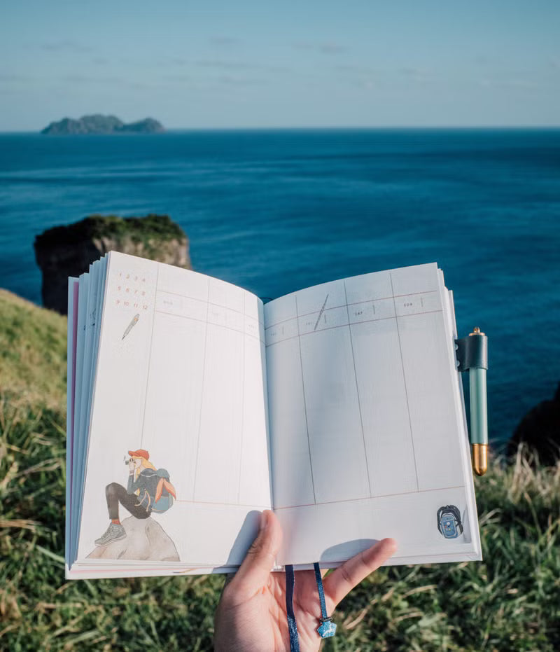 Carefully crafted,
Bringing you a brand new version and format!
The first part is the monthly plan, followed by the weekly plan for 54 weeks.

Highlights:
1. Fill in the date yourself
2. Months from January to December
3. Monthly Notes: 12 patterns in total
4. 54 weeks in total
5.Two styles that we think are the most useful
6. Weekly Notes: 18 patterns, cycled 3 times
7. There is a book cover!

Can be flattened 180 degrees!
A total of 160 pages perfectly bound
Inside page: Bird of Paradise 75g
Size: 168x182