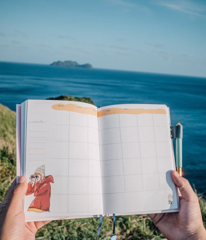 Carefully crafted,
Bringing you a brand new version and format!
The first part is the monthly plan, followed by the weekly plan for 54 weeks.

Highlights:
1. Fill in the date yourself
2. Months from January to December
3. Monthly Notes: 12 patterns in total
4. 54 weeks in total
5.Two styles that we think are the most useful
6. Weekly Notes: 18 patterns, cycled 3 times
7. There is a book cover!

Can be flattened 180 degrees!
A total of 160 pages perfectly bound
Inside page: Bird of Paradise 75g
Size: 168x182