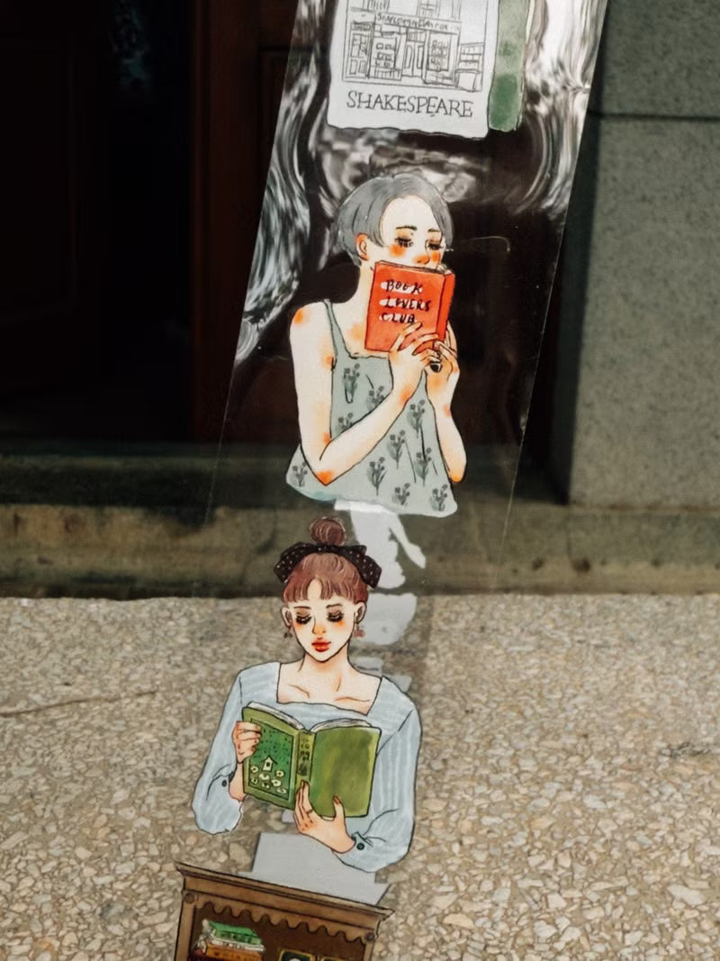 La Dolce Vita - Meet Me At The Bookstore

The PET version launched this time has added more bookstore elements 📖,
including bookstore owners, bookstore signboards and bookcases!
Because life has a lot of connections with bookstores,
I really want to share this beauty with everyone!
I wonder if you, who are also bookworms,
also have a treasure trove that belongs to you?

Product information:
PET tape
4 cm wide, 10 meters long, 90 cm long
Made in Taiwan

Material: Ivory 250g
Made in Taiwan