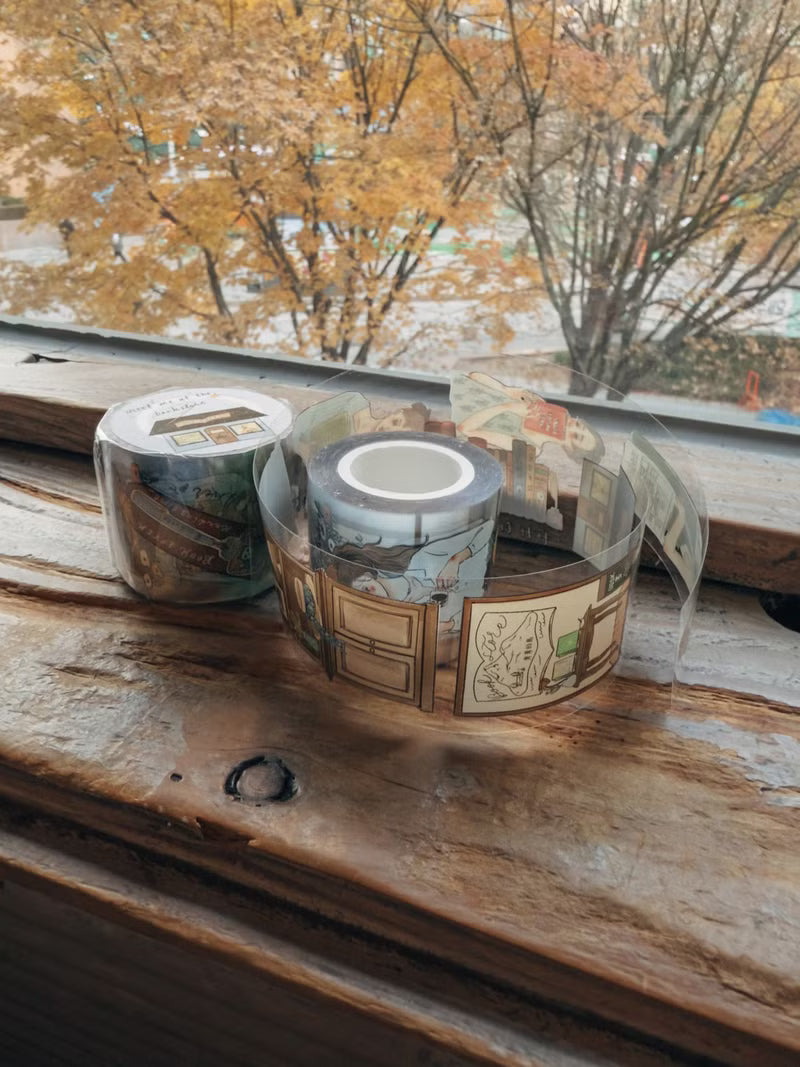 La Dolce Vita - Meet Me At The Bookstore

The PET version launched this time has added more bookstore elements 📖,
including bookstore owners, bookstore signboards and bookcases!
Because life has a lot of connections with bookstores,
I really want to share this beauty with everyone!
I wonder if you, who are also bookworms,
also have a treasure trove that belongs to you?

Product information:
PET tape
4 cm wide, 10 meters long, 90 cm long
Made in Taiwan

Material: Ivory 250g
Made in Taiwan