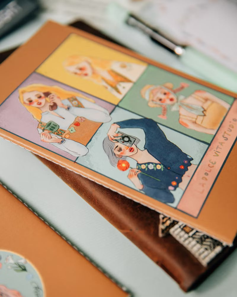 La Dolce Vita - Song of a Hundred Flowers Notebook

The distance is a place we haven’t started yet.
As long as you set off, no place is truly far away.



10th Anniversary edition notebook

Blank Pages

48 pages in total.
Paper: Bird of Paradise
Binding: thread binding
Size: 182*110mm