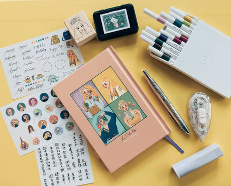 Carefully crafted,
Bringing you a brand new version and format!
The first part is the monthly plan, followed by the weekly plan for 54 weeks.

Highlights:
1. Fill in the date yourself
2. Months from January to December
3. Monthly Notes: 12 patterns in total
4. 54 weeks in total
5.Two styles that we think are the most useful
6. Weekly Notes: 18 patterns, cycled 3 times
7. There is a book cover!

Can be flattened 180 degrees!
A total of 160 pages perfectly bound
Inside page: Bird of Paradise 75g
Size: 168x182