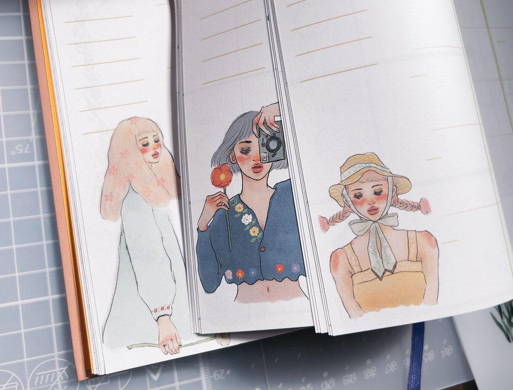 Carefully crafted,
Bringing you a brand new version and format!
The first part is the monthly plan, followed by the weekly plan for 54 weeks.

Highlights:
1. Fill in the date yourself
2. Months from January to December
3. Monthly Notes: 12 patterns in total
4. 54 weeks in total
5.Two styles that we think are the most useful
6. Weekly Notes: 18 patterns, cycled 3 times
7. There is a book cover!

Can be flattened 180 degrees!
A total of 160 pages perfectly bound
Inside page: Bird of Paradise 75g
Size: 168x182