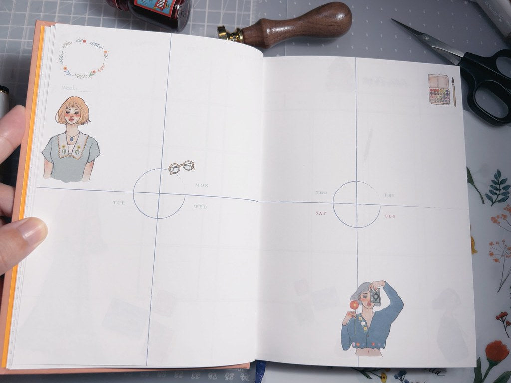 Carefully crafted,
Bringing you a brand new version and format!
The first part is the monthly plan, followed by the weekly plan for 54 weeks.

Highlights:
1. Fill in the date yourself
2. Months from January to December
3. Monthly Notes: 12 patterns in total
4. 54 weeks in total
5.Two styles that we think are the most useful
6. Weekly Notes: 18 patterns, cycled 3 times
7. There is a book cover!

Can be flattened 180 degrees!
A total of 160 pages perfectly bound
Inside page: Bird of Paradise 75g
Size: 168x182