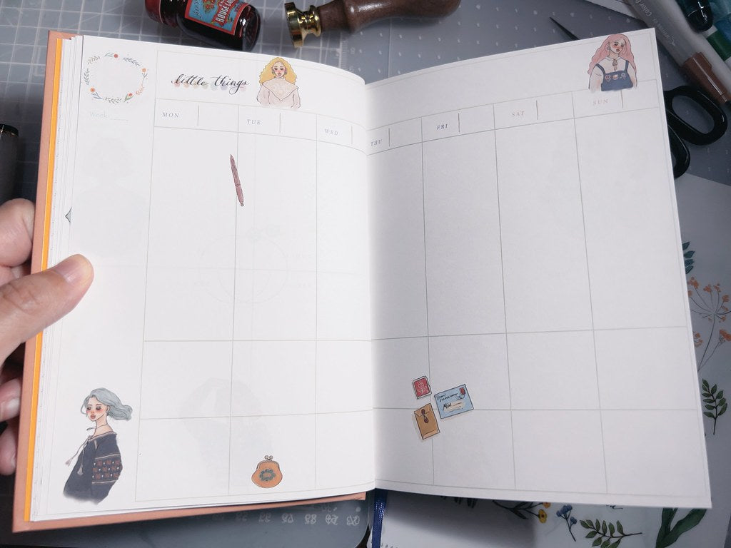 Carefully crafted,
Bringing you a brand new version and format!
The first part is the monthly plan, followed by the weekly plan for 54 weeks.

Highlights:
1. Fill in the date yourself
2. Months from January to December
3. Monthly Notes: 12 patterns in total
4. 54 weeks in total
5.Two styles that we think are the most useful
6. Weekly Notes: 18 patterns, cycled 3 times
7. There is a book cover!

Can be flattened 180 degrees!
A total of 160 pages perfectly bound
Inside page: Bird of Paradise 75g
Size: 168x182