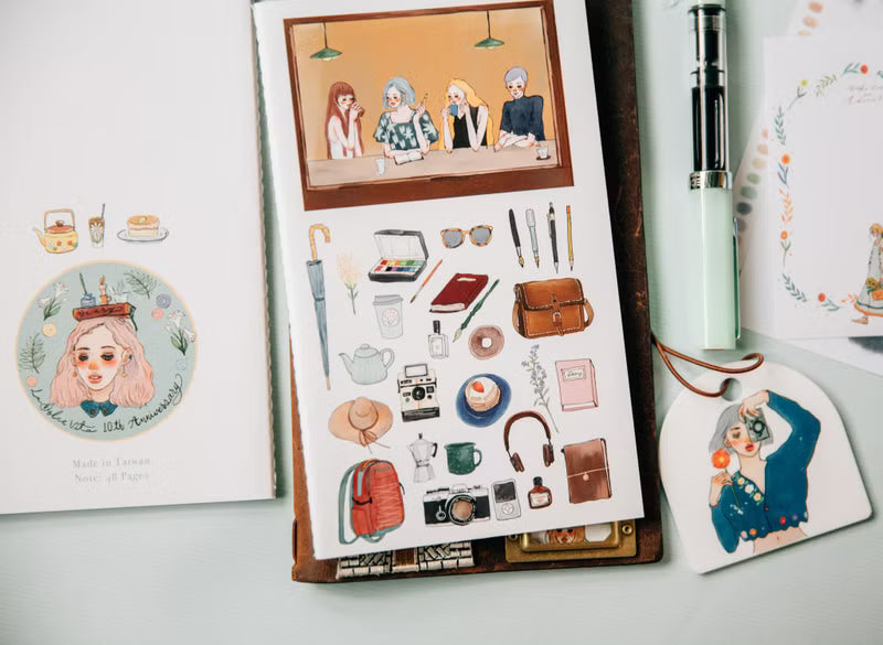 La Dolce Vita - Vintage Cafe Notebook - 10th Anniversary&nbsp;

The days of being embraced by love; the people and things that yearn to cherish; the distant place that I still want to remember after arriving.
Recording the precious bits and pieces in this once-lived life,
It's my account time.


Blank Pages

48 pages in total.
Paper: Bird of Paradise
Binding: thread binding
Size: 182*110mm