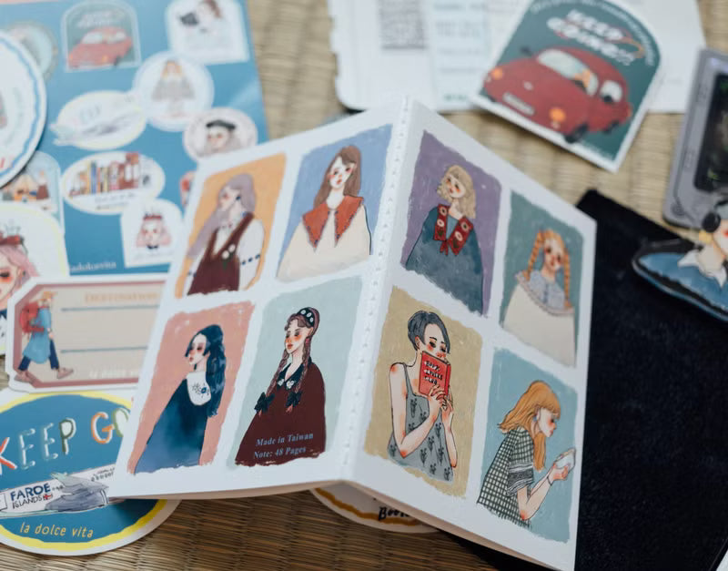 La Dolce Vita - Woman Portraits Passport Size Notebook