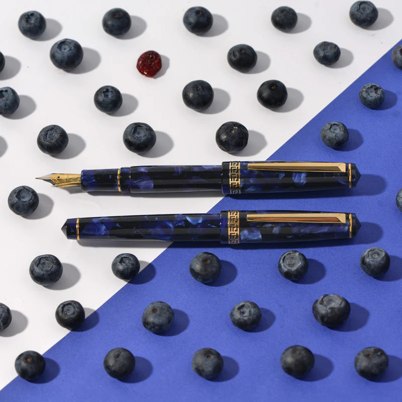 The Laban Rosa collection offers a fresh, modern look with its compact size and vivid colors. Lightweight and well-balanced, it’s the perfect choice for first-time fountain pen users. Fitted with a smooth steel nib and gold-plated trim, the Rosa brings style and ease to everyday writing.
