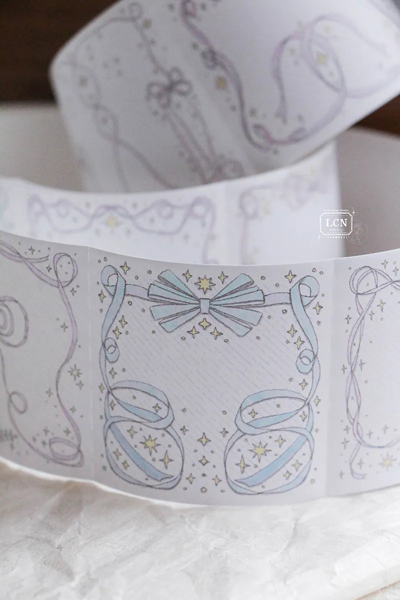 Lin Chia Ning Memo Sticker Roll - Bow Frames

A whimsical peel‑and‑stick memo roll featuring delicate bow‑themed frames.&nbsp;

Size: 5cm x 10M&nbsp;
Loop: 95 cm&nbsp;
Simili paper