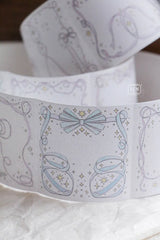 Lin Chia Ning Memo Sticker Roll - Bow Frames

A whimsical peel‑and‑stick memo roll featuring delicate bow‑themed frames.&nbsp;

Size: 5cm x 10M&nbsp;
Loop: 95 cm&nbsp;
Simili paper