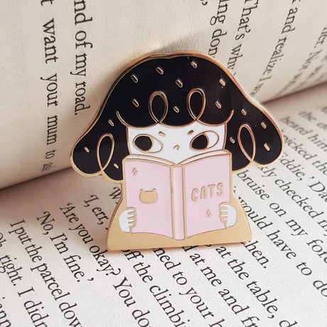 LoveSoup Studio - Reading Pepper Enamel Pin

What could Pepper be reading about?&nbsp;

Hard enamel pin&nbsp;
35mm / 1.35" high
Gold polished metal&nbsp;
Two posts / Rubber pin back
