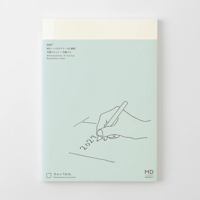 
MD paper offers excellent writing comfort and prevents bleed-through, even with a fountain pen. Sewn and bound flat, it's a simple, high-quality diary whose streamlined design takes advantage of the quality of the material and inspires the user's creativity.
MD paper is used not only for the main text but also for the cover and endpapers, ensuring the ultimate writing experience.