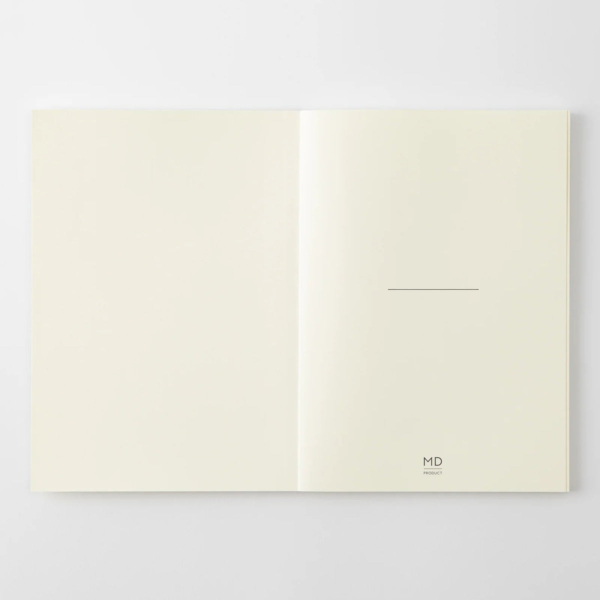 
MD paper offers excellent writing comfort and prevents bleed-through, even with a fountain pen. Sewn and bound flat, it's a simple, high-quality diary whose streamlined design takes advantage of the quality of the material and inspires the user's creativity.
MD paper is used not only for the main text but also for the cover and endpapers, ensuring the ultimate writing experience.