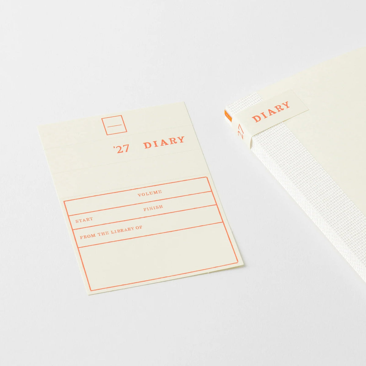 
MD paper offers excellent writing comfort and prevents bleed-through, even with a fountain pen. Sewn and bound flat, it's a simple, high-quality diary whose streamlined design takes advantage of the quality of the material and inspires the user's creativity.
MD paper is used not only for the main text but also for the cover and endpapers, ensuring the ultimate writing experience.